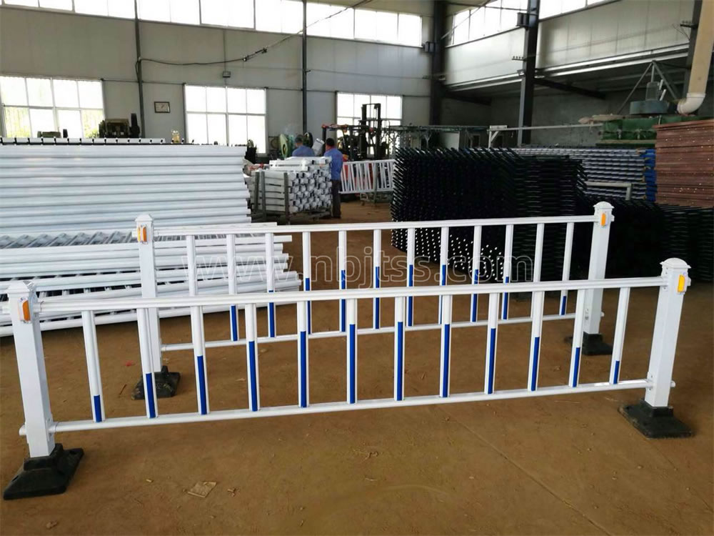 台州临洋马路橡塑护栏底座装车直发护栏厂家