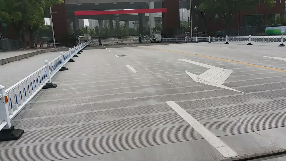 大学校门口道路改造隔离护栏工程