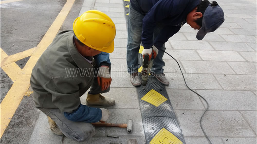 宁波客户橡塑减速带道路工程安装实例