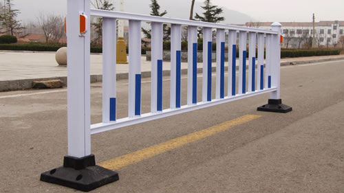 道路护栏隔离栏锌钢护栏工程橡塑护栏底座护栏立柱轮廓标反光安装实例