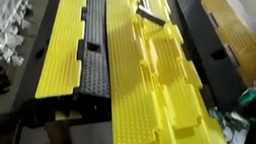 橡塑线槽减速板生产视频