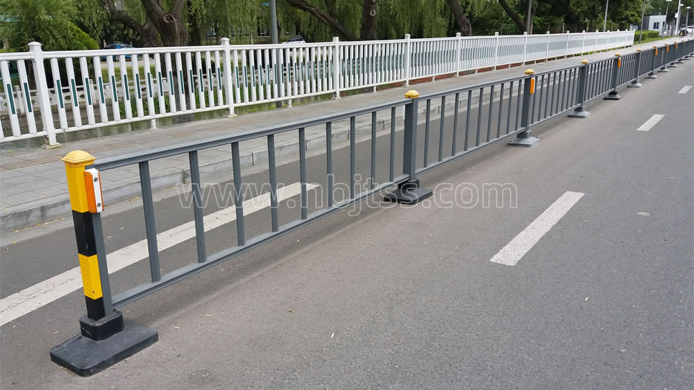 宁波市政道路隔离护栏安装实拍