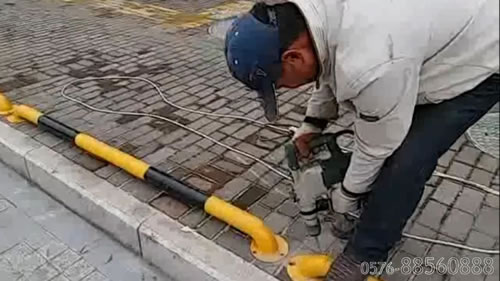 2米U型钢管挡车器在宁波某广场停车场安装实例