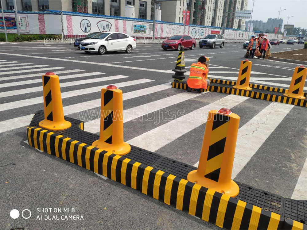 橡胶人行安全岛 人行道隔离 道路隔离带 组合安全停候区