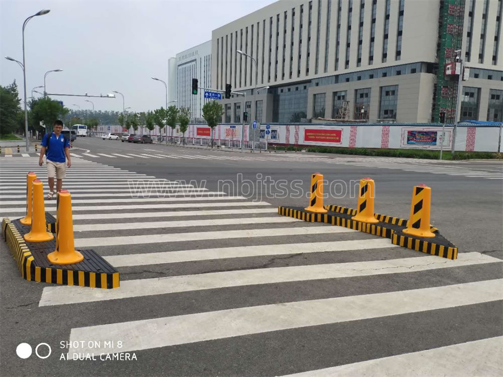 橡胶人行安全岛 人行道隔离 道路隔离带 组合安全停候区