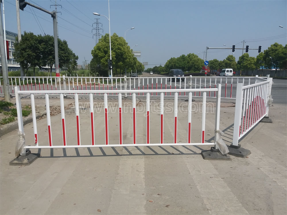 市政护栏锌钢护栏警示护栏道路护栏隔离栏公路护栏可以根据需要订制
