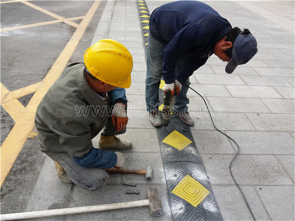 抗压100吨马路缓冲带安装