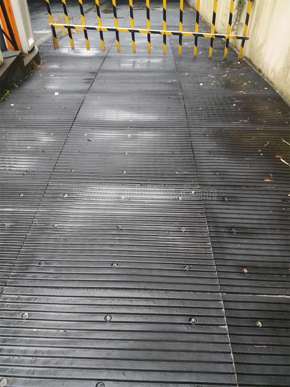 橡胶坡道减噪板交通设施停车场坡道下坡防噪板下坡垫减震工程案例
